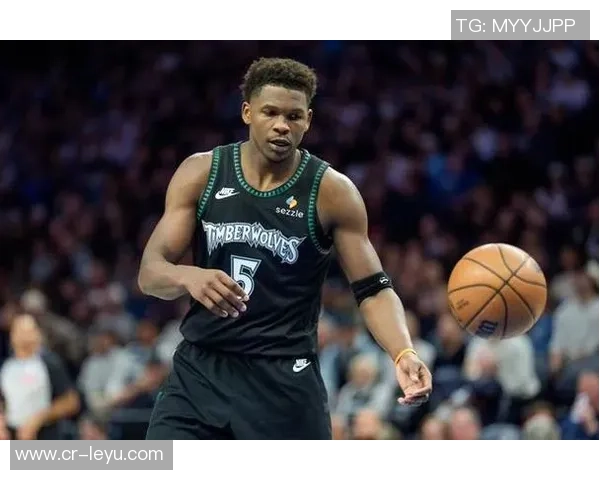 爱德华兹半场表现出色9投6中砍下15分三分球完美命中助力球队奋勇争先 爱德华兹半场表现出色9投6中砍下15分三分球完美命中助力球队奋勇争先