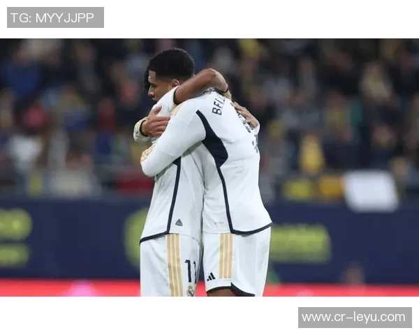 罗德里戈禁区内巧妙漏球晃倒后卫右脚弧线球精彩破门